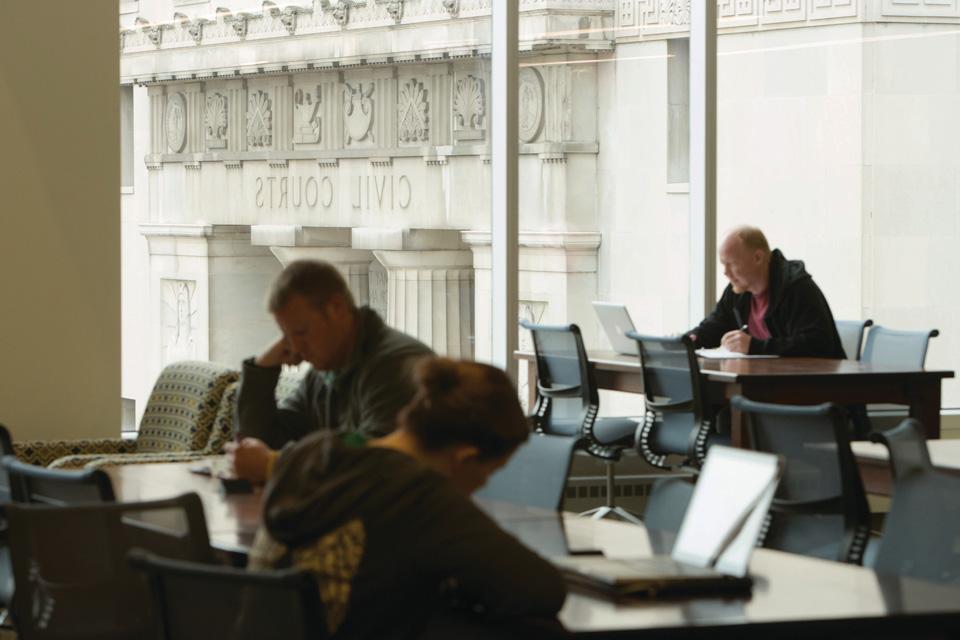 法学院的学生在斯科特大厅的图书馆学习